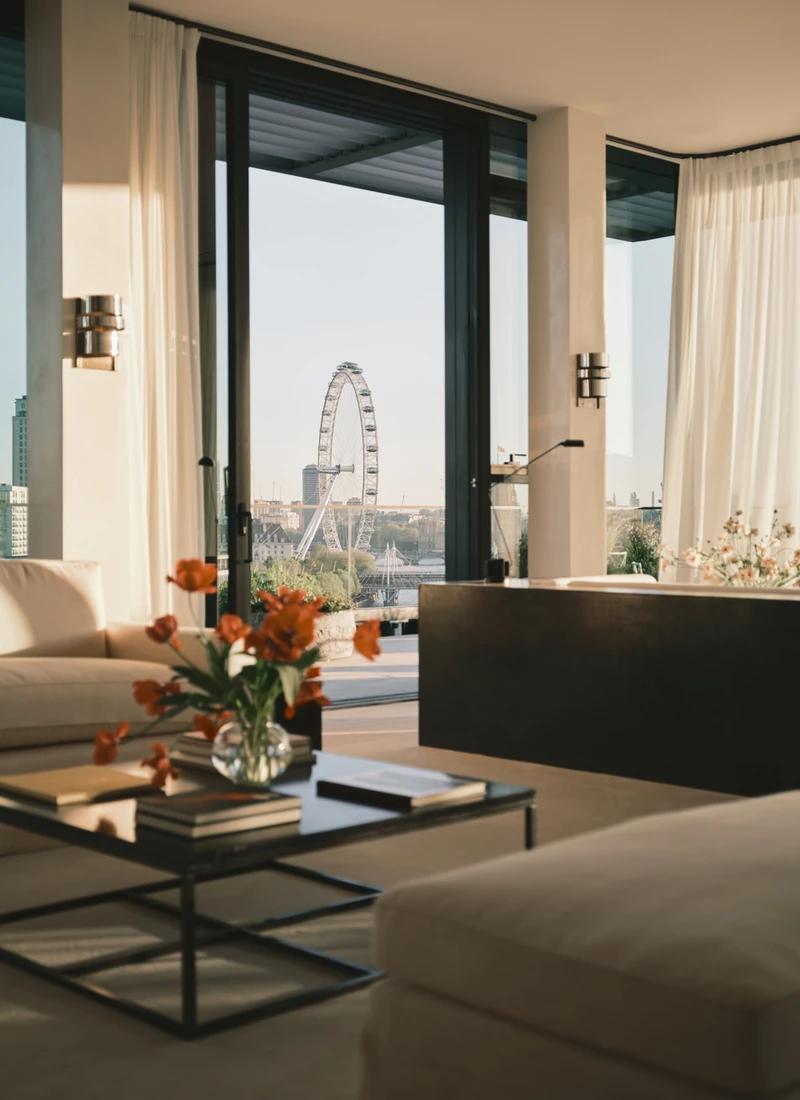 Resident service and concierge amenities at 180 The Thames