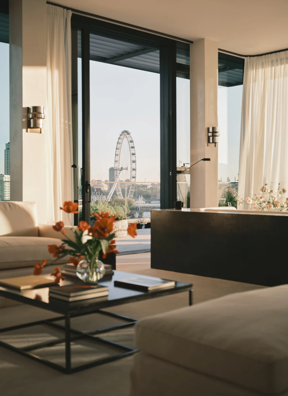Resident service and concierge amenities at 180 The Thames